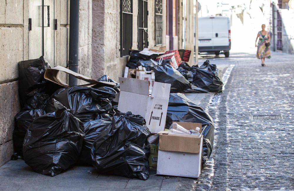 La basura no se retira hasta media mañana en el Barrio por la huelga de celo de la limpieza