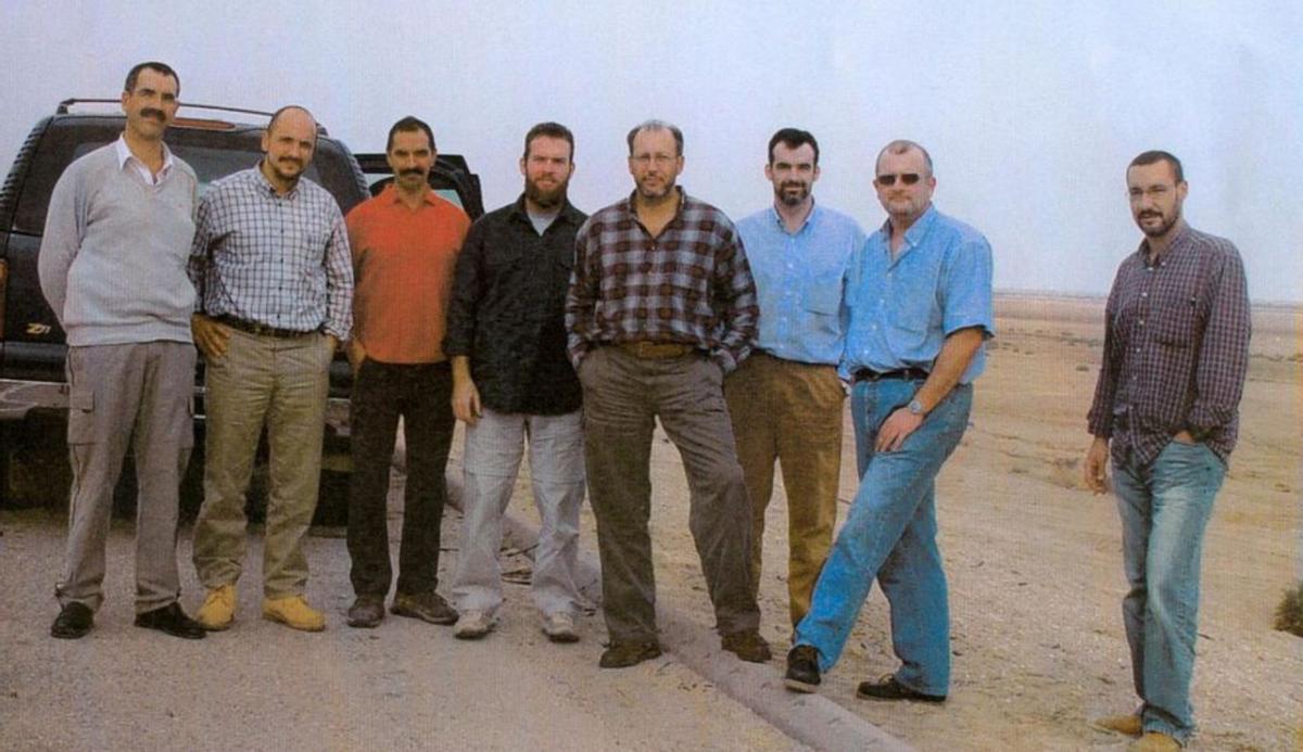 Arriba, Alberto Martínez, José Carlos Rodríguez, Alfonso Vega, Carlos Baró, José Ramón Merino, Sánchez Riera, José Lucas Egea y Luis Ignacio Zanón. Debajo, estado en que quedó uno de los vehículos.