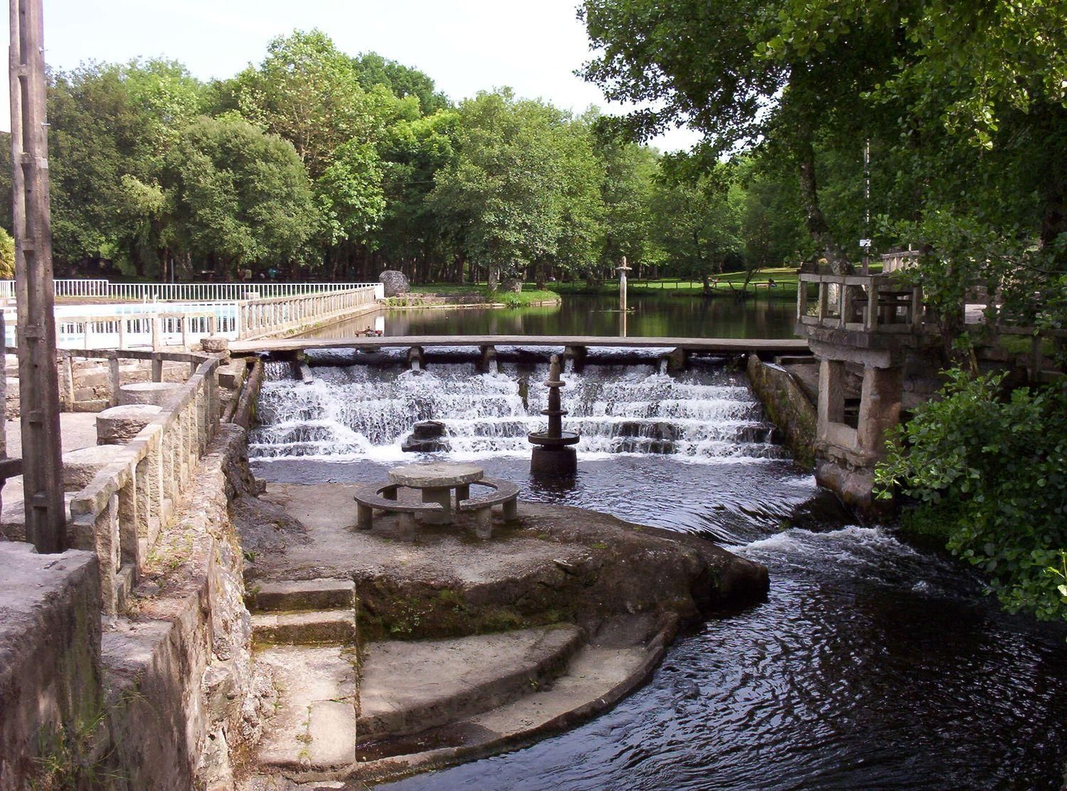 Pequeña cascada en el área recreativa A Penda