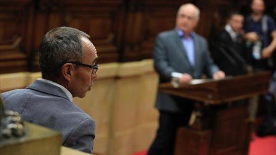 Joan Coscubiela y, en el atril, Lluís Rabell, en el pleno del Parlament en el que se debatieron las leyes de desconexión.