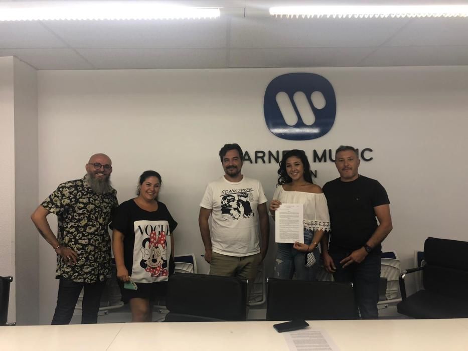 La cantante eldense Shakira Martínez firma con Warner Music.