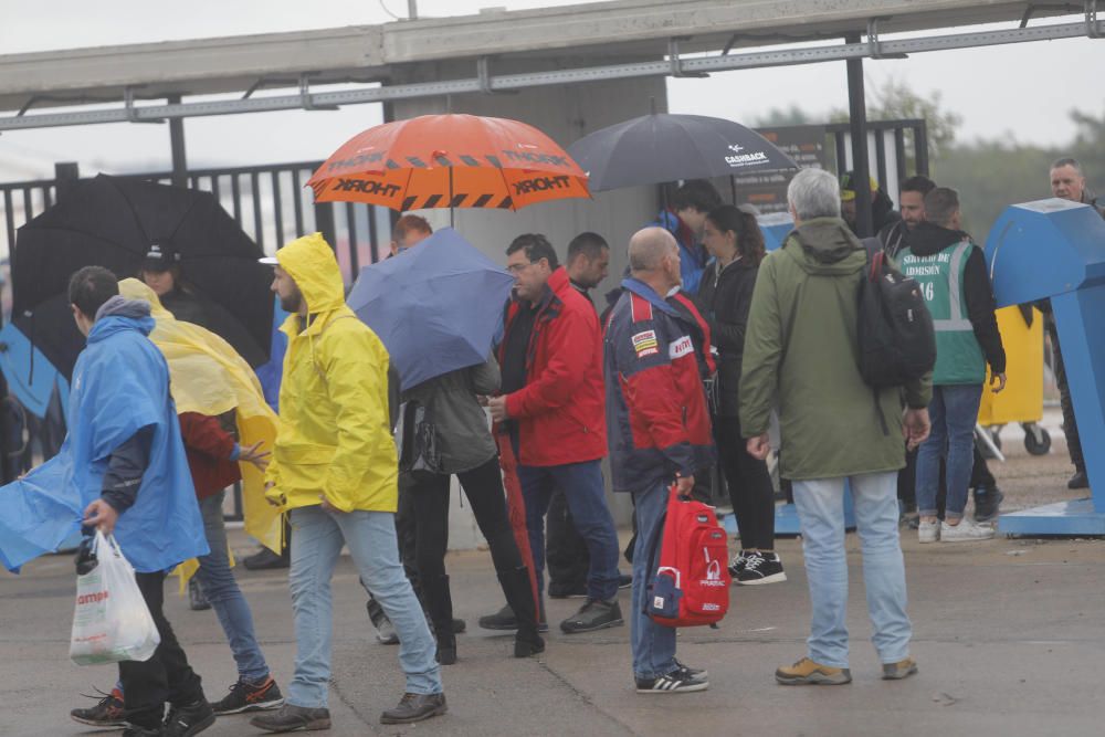 Más de 170.000 valientes desafían a la lluvia en Cheste