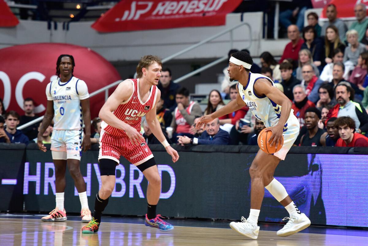 Kameron Taylor, el mejor taronja del partido con 18 de valoración.