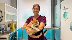 Noemí González, en la clínica de Santpedor, con el gato que tienen como mascota.