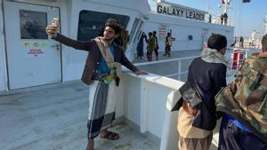 Gente haciéndose fotos en la cubierta del barco secuestrado Galaxy Leader