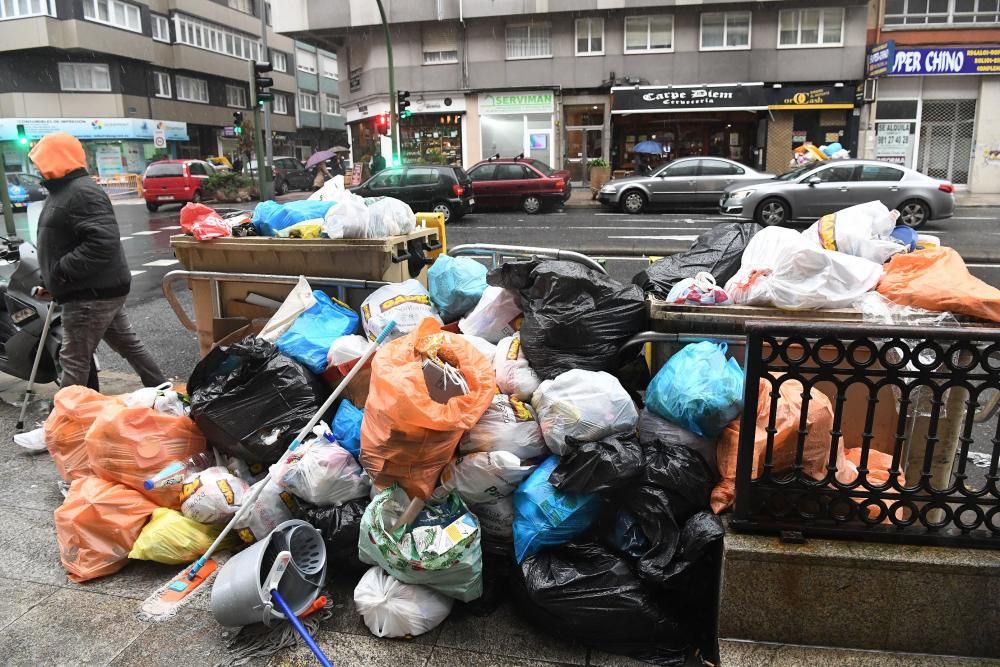 El servicio se ha reforzado esta mañana en la ronda de Nelle y el centro, donde se acumulan más residuos