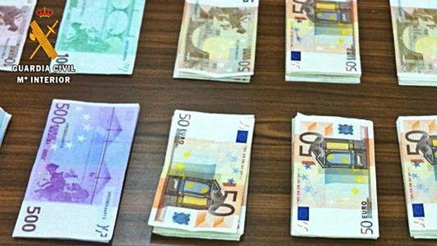 Dinero incautado por la Guardia Civil.