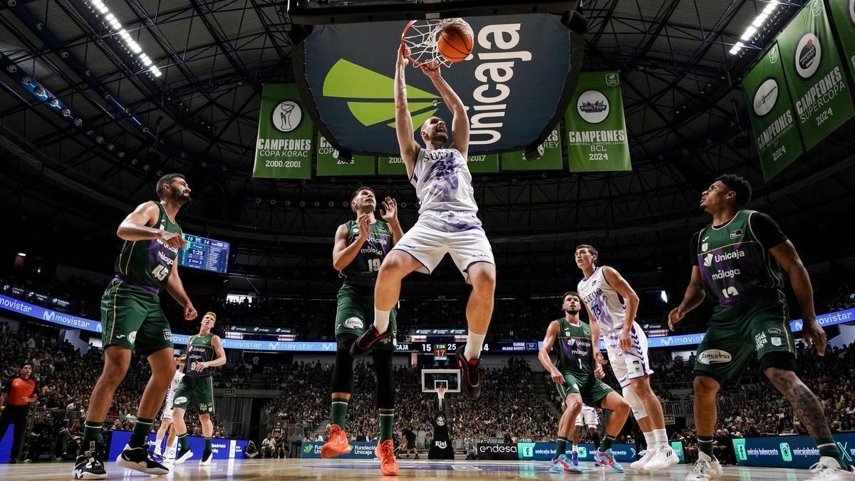 Tryggvi Hlinason machaca brutalmente el aro del Unicaja en la última visita del Bilbao Basket al Martín Carpena.