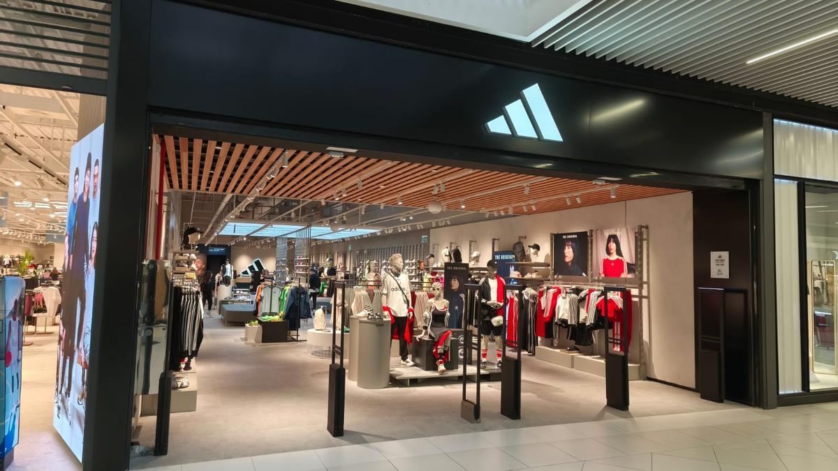 Tienda de Adidas en el centro comercial La Sierra