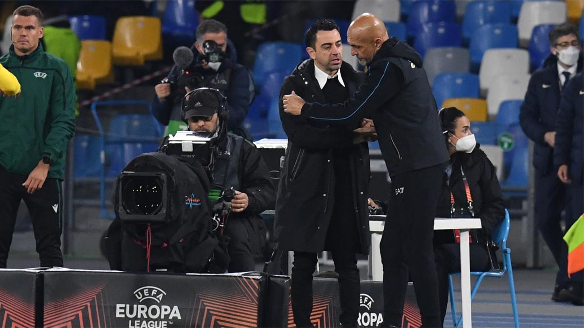 Xavi saluda a Spalletti en la eliminatoria entre el Barça y el Nápoles de la Europa League