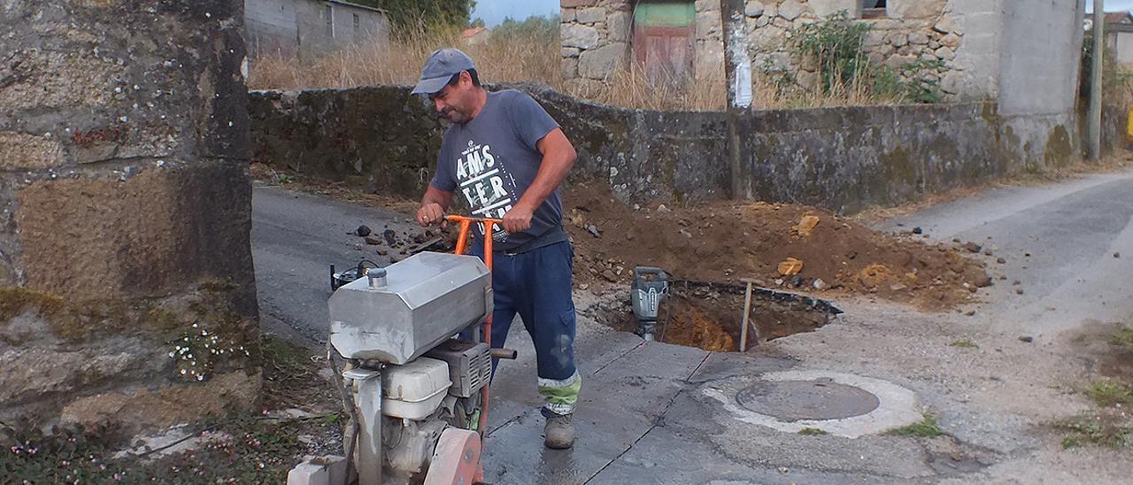 Obras de mejora de la red de abastecimiento, en Valga.