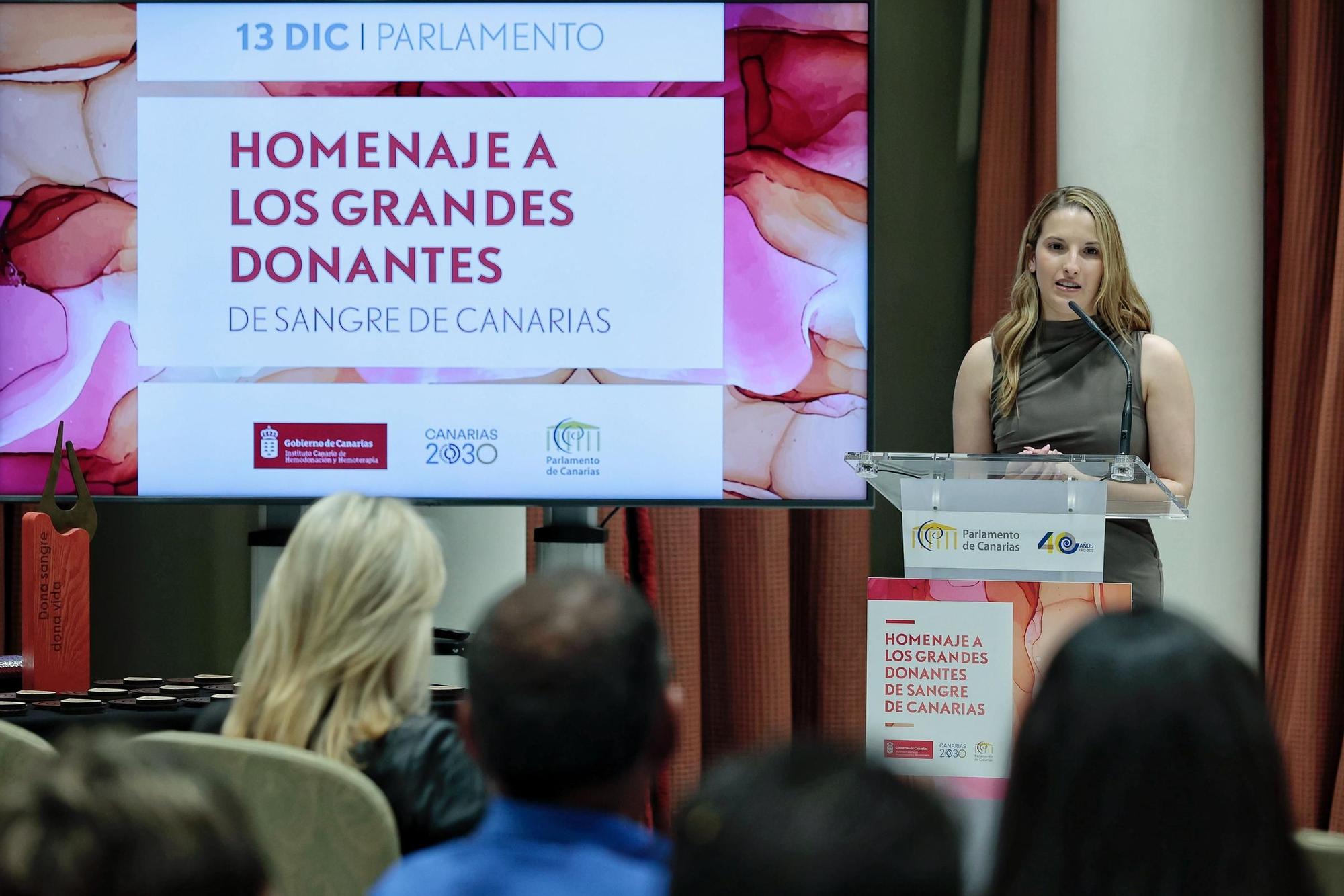 El Parlamento de Canarias rinde homenaje a los "grandes donantes" de sangre en el Archipiélago.