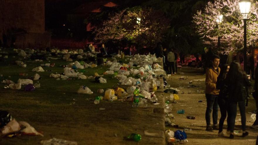 Seis mil jóvenes en el botellón, siete mil kilos de basura en las calles