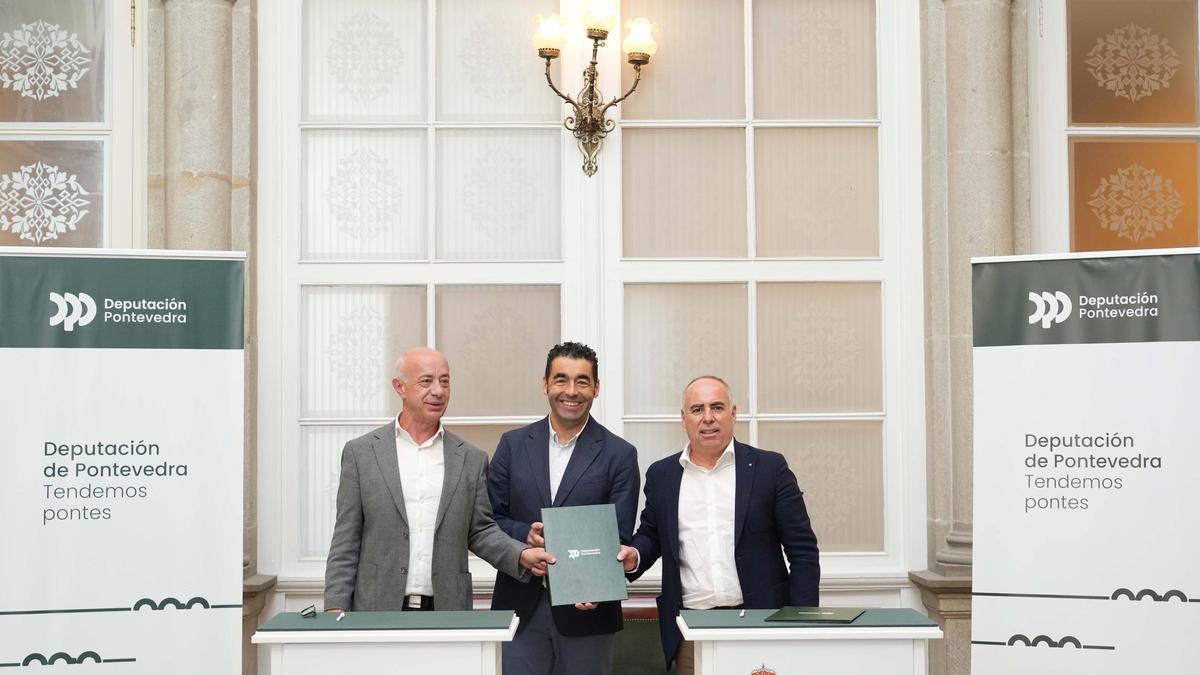 Durán, López y Tourís tras la firma del convenio para la construcción del centro de talasoterapia.