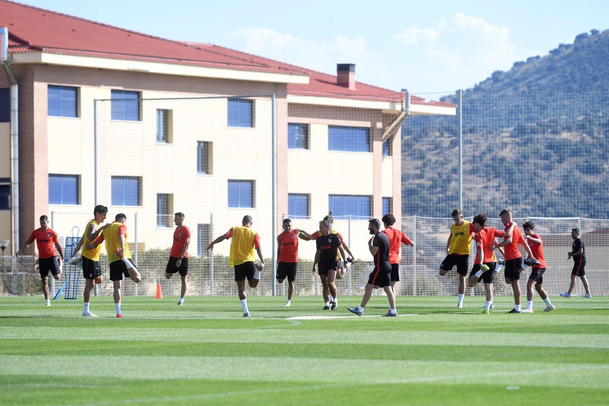 Uno de los dos campos de entrenamiento junto a la urbanización en una sesión del Atlético.