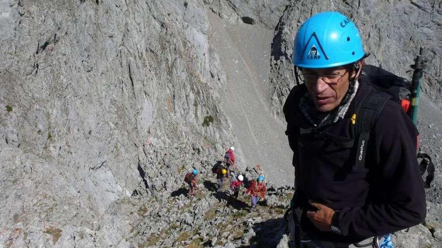 José Luis Fernández Simón, en una escalada con compañeros.