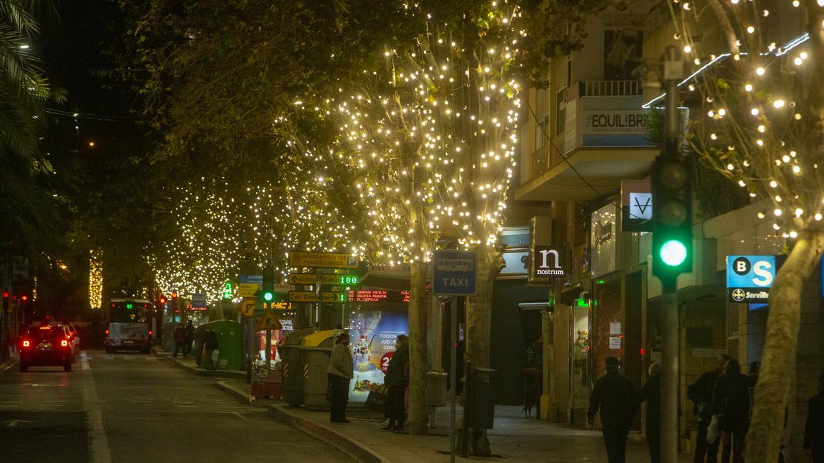 La iluminación navideña ya luce en Alicante con dos millones de leds