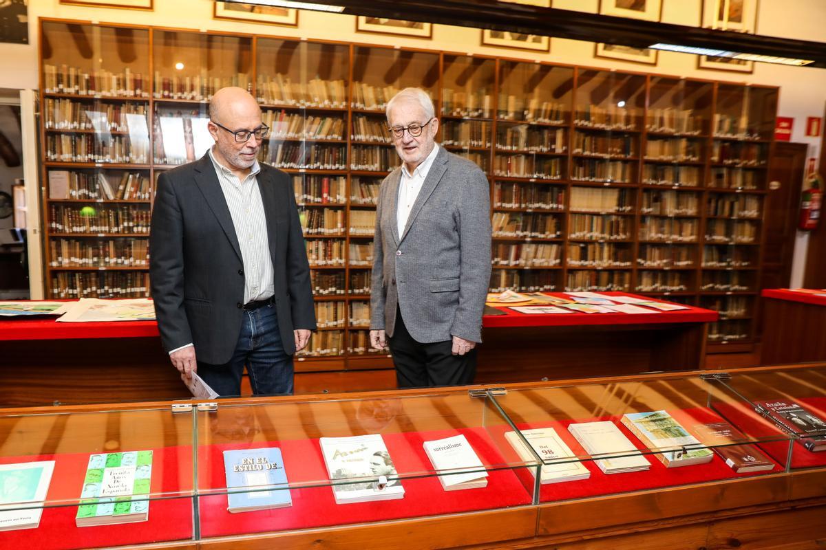 El alcalde de Monóvar, Alejandro García, y el presidente de la Fundación Mediterráneo, Luis Boyer, en la Casa Museo de Azorín