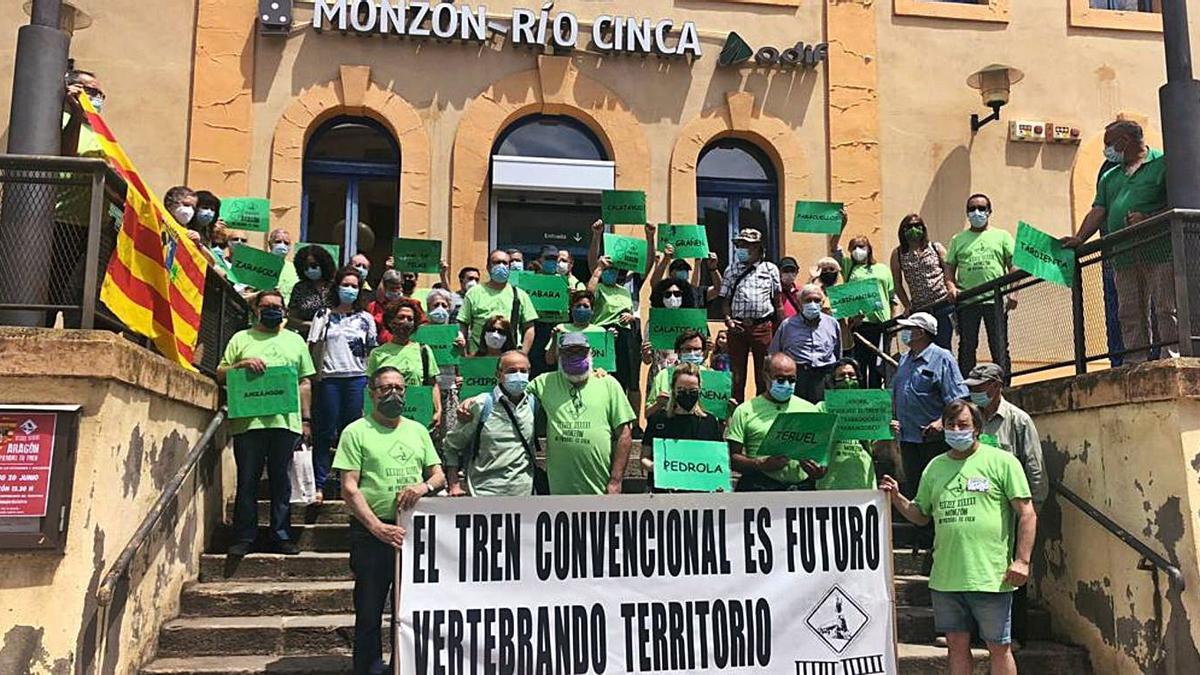 Una de las protestas de los usuarios el tren en la estación de Monzón. | CAMBIAR MON´ZÓN