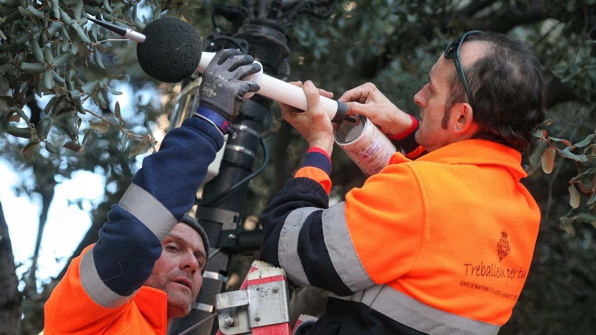 Instalación de los medidores de ruido en la zona de las tascas de Castelló