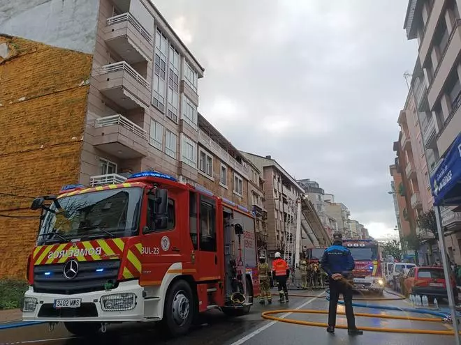 Destruida la tercera planta de un edificio de Ourense en el que se declaró un incendio