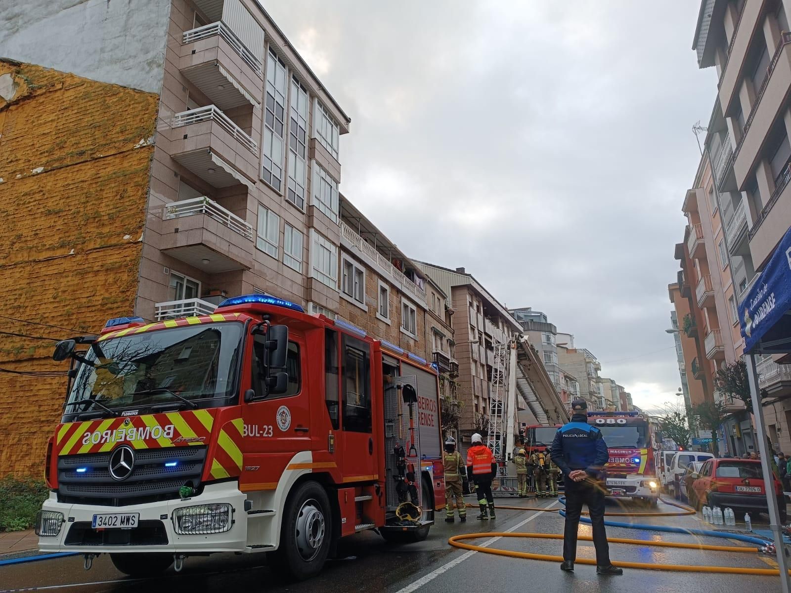 Un incendio calcina toda una planta de un edificio ourensano