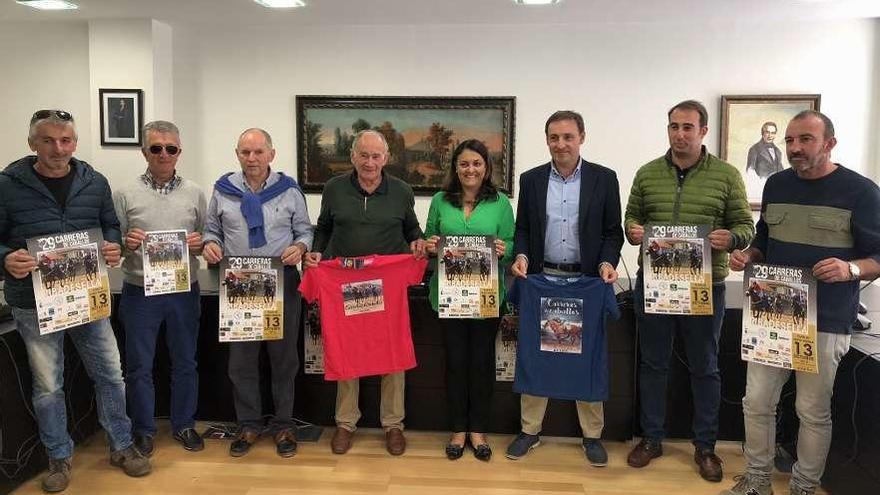 Fernando Blanco, Armando Basilio, José María Álvarez, José Manuel Alonso, Charo Fernández, Juan Ramón Díaz, Pablo García y Enrique Gancedo, durante la presentación de las carreras de caballos, ayer.