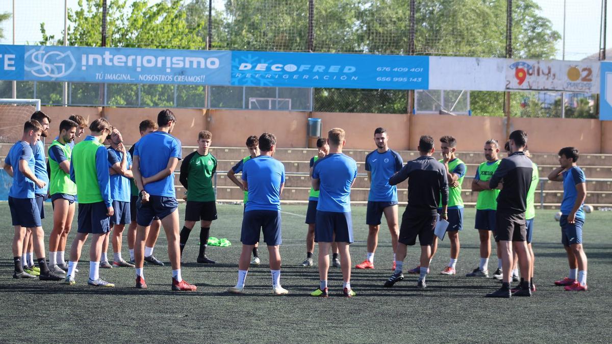 Plantilla y técnicos durante un entrenamiento de esta última temporada