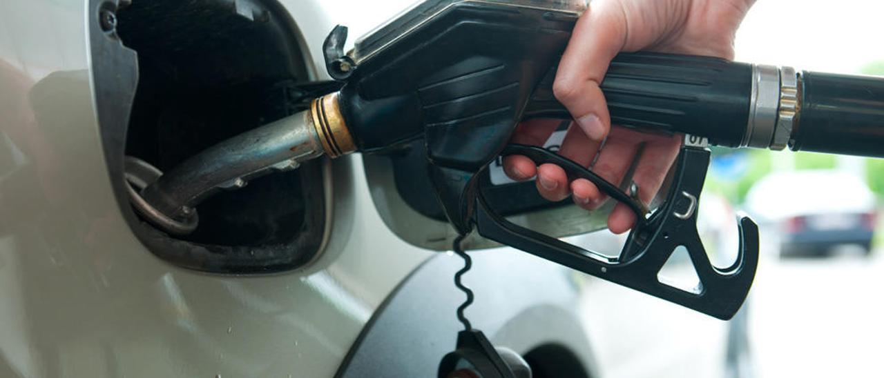 ¿Por qué suben los precios de la gasolina en verano?