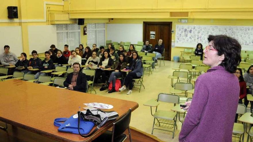 Teresa Curiel acerca la biopsia líquida a los alumnos del Laxeiro |  La profesora de la Universidade de Santiago de Compostela, y oncóloga en el CHUS, Teresa Curiel, ofreció ayer una conferencia sobre la biopsia líquida en el salón de actos del IES Laxeiro de Lalín. Estudiantes de tres cursos de Bacharelato y varios profesores asistieron a la charla divulgativa ofrecida por la doctora viguesa, que utilizó la pantalla del recinto para dar a conocer las ventajas de esta herramienta utilizada para hacer un mejor diagnóstico del cáncer. Los estudiantes dezanos trasladaron varias preguntas a la especialista al término de su parlamento.