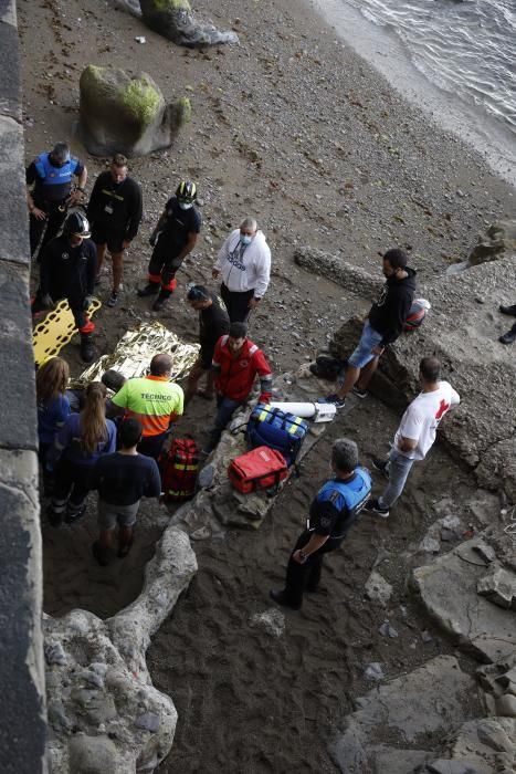 Un joven cae a las rocas en la punta de Lequerica