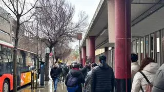 Las largas colas vuelven a los buses de Barcelona ante la caída de Rodalies: "Nos falta información"
