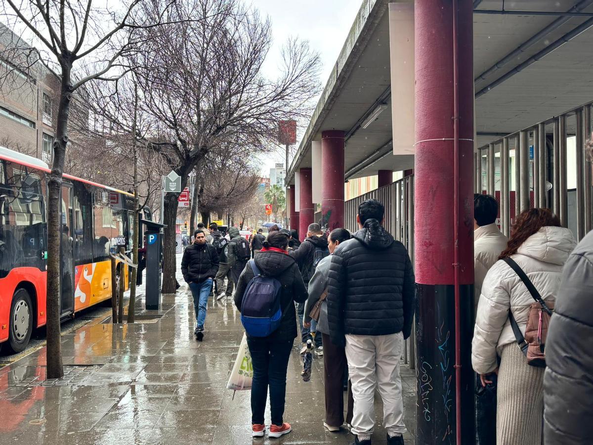 Colas en la estación de buses de Fabra i Puig.