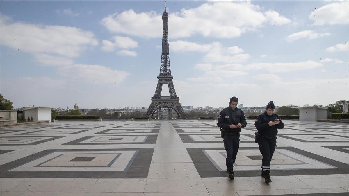 Dos agentes de policía caminan por la plaza de Trocadero, frente a la Torre Eiffel, este jueves.