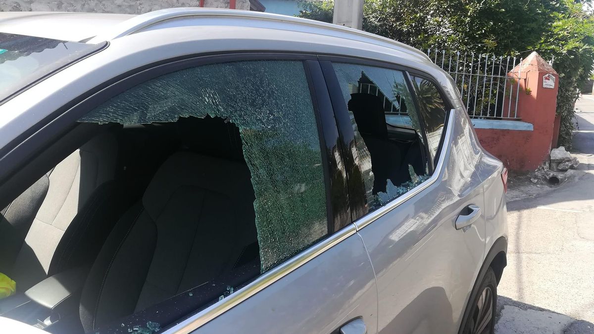 Uno de los coches atacado por los jóvenes en Celoriu, con las cuatro lunas rotas.