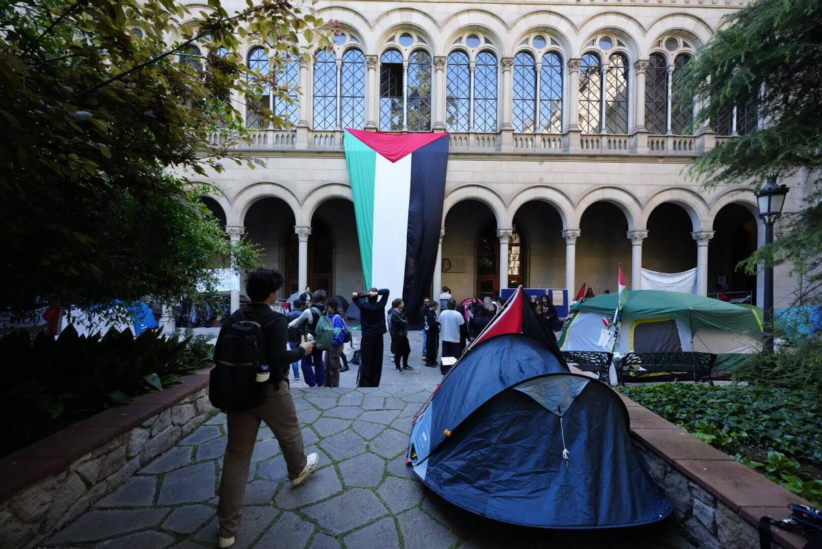 Acampada en apoyo a Palestina en la UB del Raval