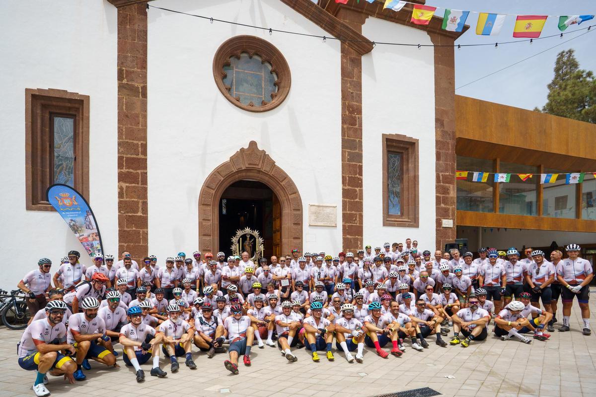 Más de 300 ciclistas recorrieron la distancia entre la capital y Artenara para entregar flores a la Virgen de la Cuevita