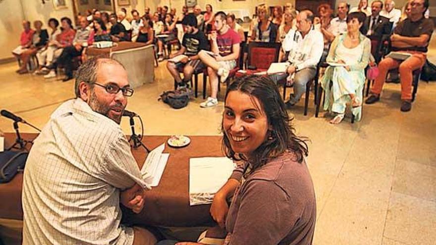 Alberte Román y Tania Martínez presentaron ayer el estudio en el parador baionés.  // Jesús de Arcos