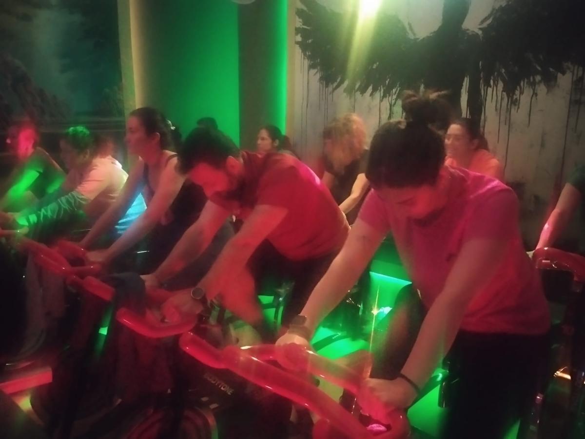 Los participantes en plena sesión de spinning.