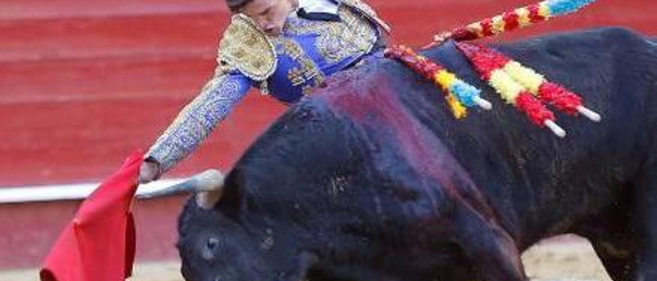 El joven valenciano en un profundo derechazo.