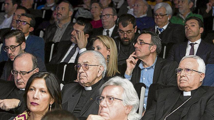 Sentados durante la gala entre otros invitados, el vicario general, Vicente Martínez; el obispo emérito de la Diócesis Rafael Palmero, y a la derecha, el actual prelado, Jesús Murgui.