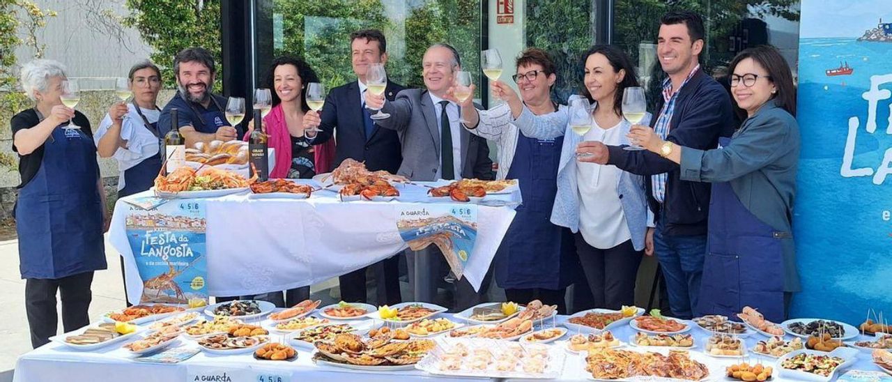 El alcalde de A Guarda, Roberto Carrero, presenta la Festa da Langosta en Marín.