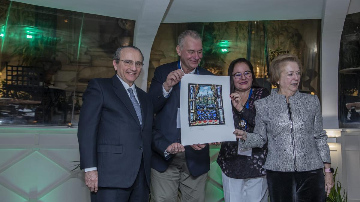 Momento en el que los homenajeados reciben un grabado de José María Barreiro.