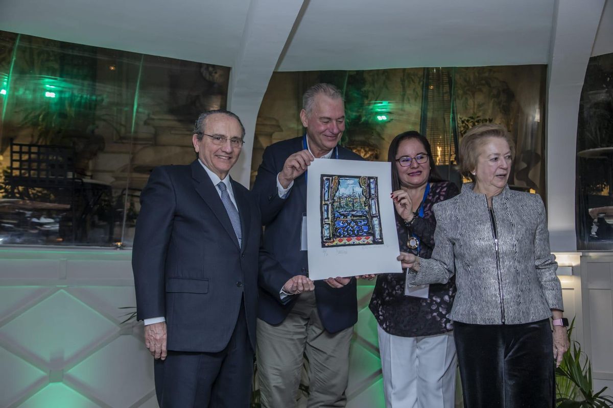 Editors europeus i llatinoamericans reconeixen Javier Moll i Arantza Sarasola per la seva tasca durant 45 anys Editors europeus i llatinoamericans reconeixen Javier Moll i Arantza Sarasola per la seva tasca durant 45 anys