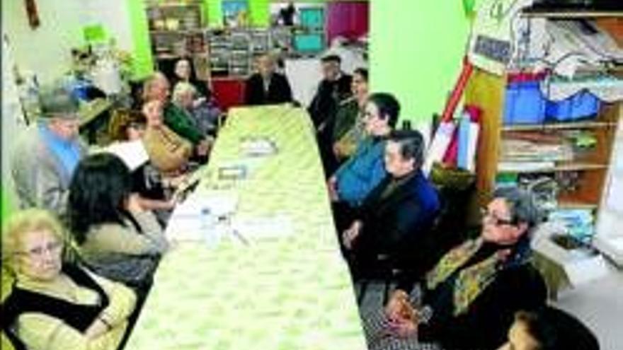 Voluntarios mayores acompañan a ancianos para combatir la soledad