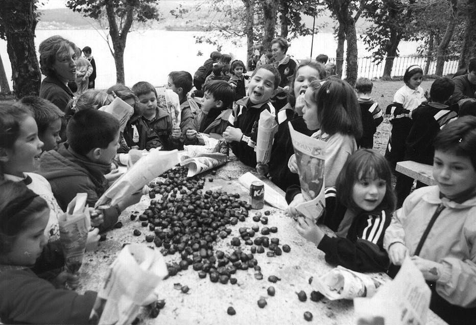 Niños en un magosto celebrado en Marín en 1997