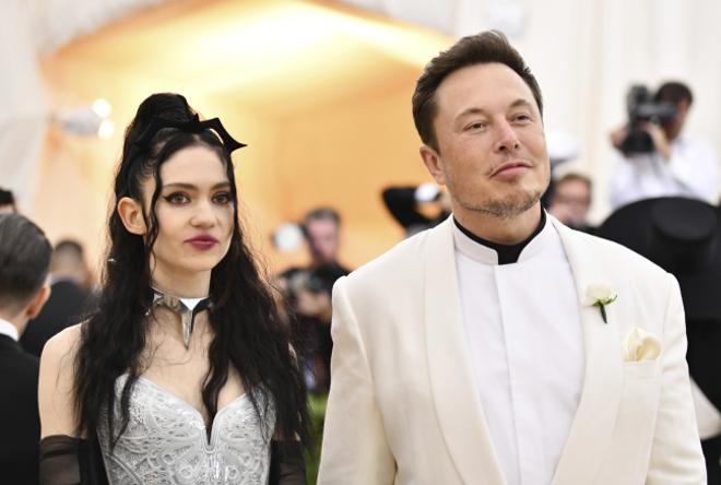 Elon Musk y su pareja, Grimes, padres de un niño