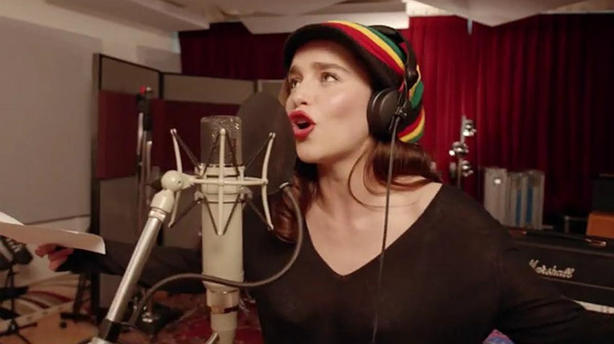 Emilia Clarke canta reggae para el musical solidario de Chris Martin con ’Juego de Tronos’.