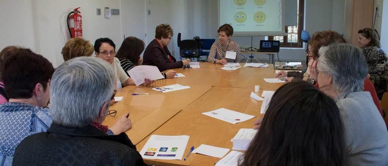 Un momento del taller en el que Marian Busto, en el centro, al fondo, habla con una de las participantes.