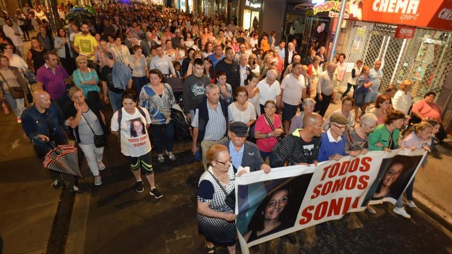 Manifestacion por las calles de Pontevedra de padres y amigos de Sonia Iglesias el año pasado // Gustavo Santos